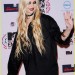 Rara fotografía de Taylor Momsen sonriendole a sus admiradores y a las cámaras, llegando a la alfombra morada de los EMA.