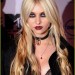 Taylor Momsen posando para las cámaras madrileñas con su look de rockera sensual en la alfombra morada de los premios MTV.