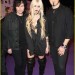 Taylor Momsen posando en medio de dos componentes de su banda. The Pretty Reckless.