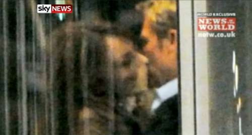 Acercamiento de la fotografía de Elizabeth Hurley besando a su nuevo amante, Shane Warne.
