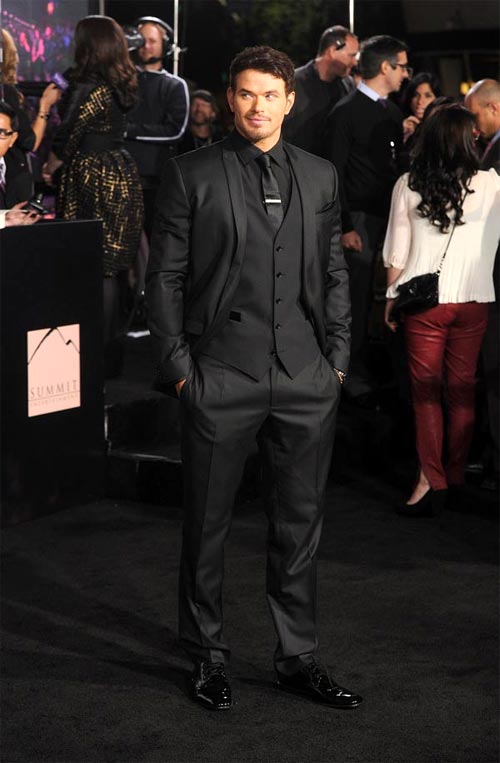 Kellan Lutz muy guapo y elegante en la alfombra roja de la premiere