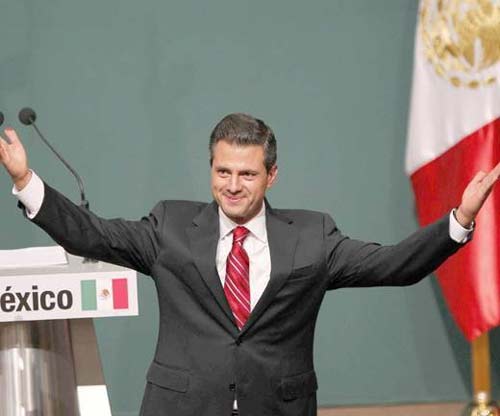 Enrique Peña Nieto con canas sonriendo
