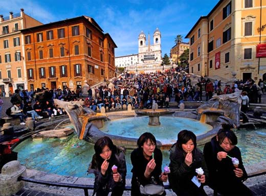Ley prohibe comer en las calles de Rom