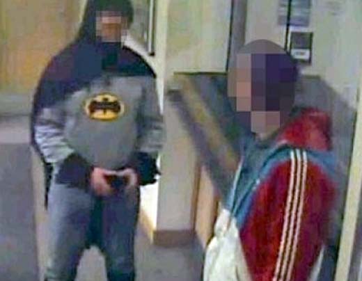 Batman Inglés entrega delincuente a la policía 