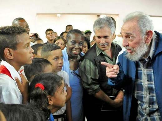 Fidel Castro reaparece en Cuba en la inauguración de centro de enseñanza