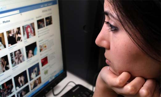 Usuaria viendo Facebook con mirada aburrida
