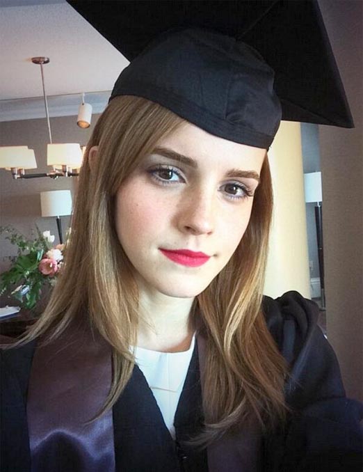 Emma Watson en traje de graduación, obtiene su grado universitario