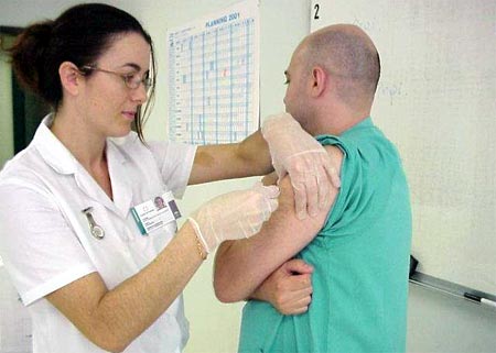 chica doctora vacunando a paciente