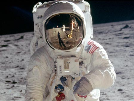 Este astronauta refleja parte de la superficie lunar