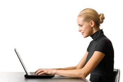 mujer haciendo búsqueda en internet