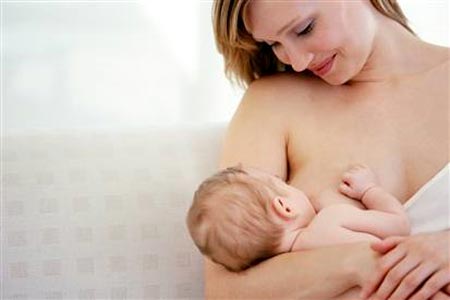 Mujer amamantando a su bebe