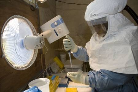 Cientificos haciendo pruebas con el virus del Ebola