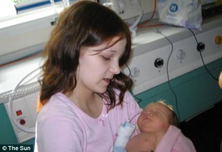 Tressa Middleton con su bebe recien nacida en el hospital