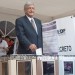 Andrés Manuel López Obrador vota y está contento