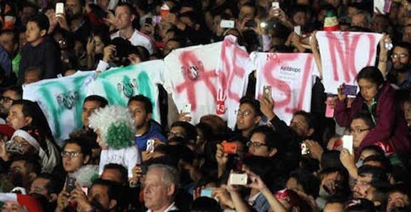 Peña Nieto Asesino, manta protesta
